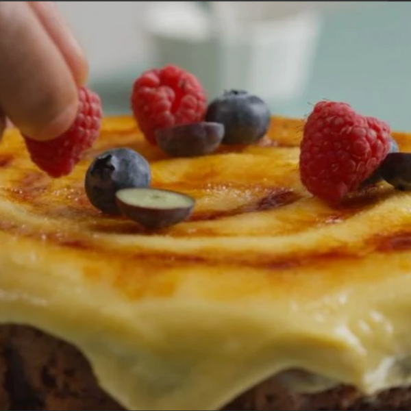 Simple Christmas Desserts: 10 Best Chocolate Christmas Recipes 6 crème brûlée cake with berries